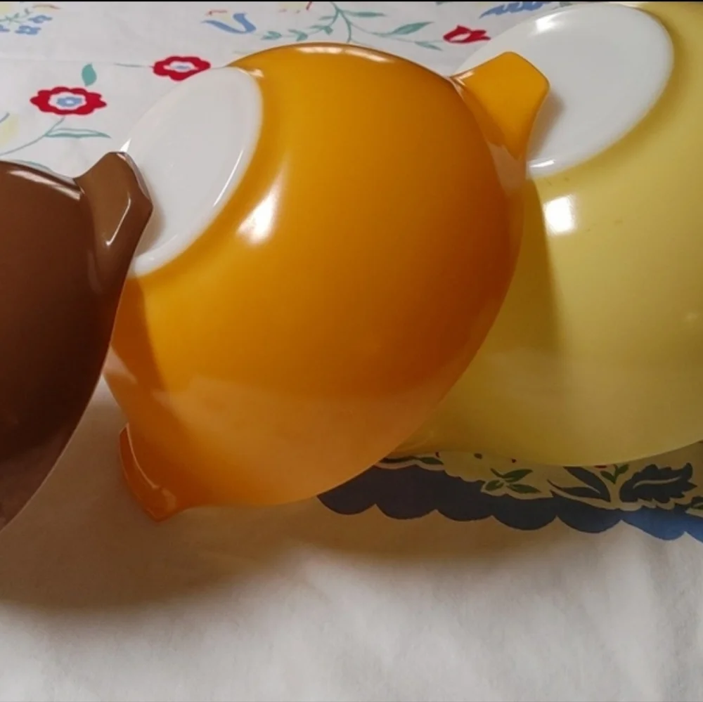 4 Vintage Cinderella Pyrex Stacking Bowls with Spouts